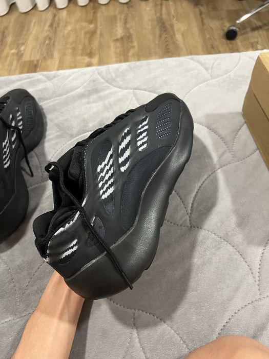 Adidas Yeezy 700