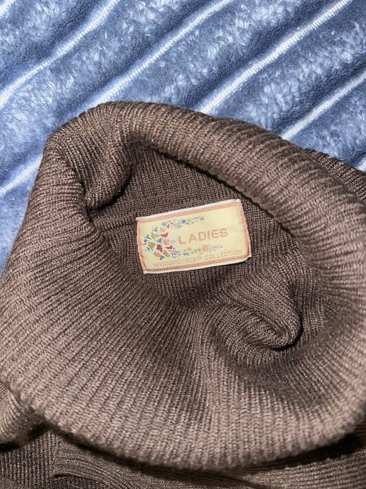 Светр коричневий з високою горловиною