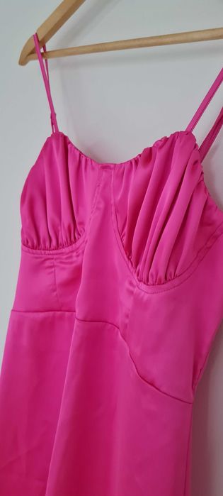 Satynowa sukienka różowa