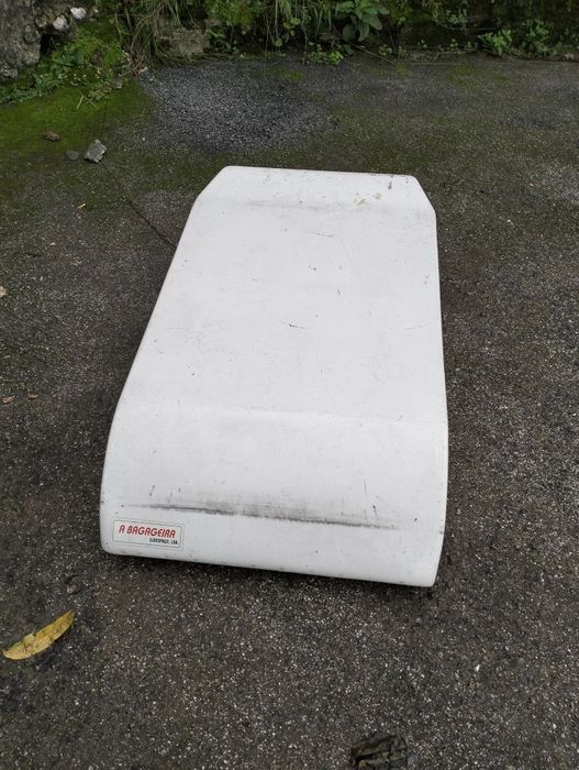 Mala bagageira para automóvel em fibra