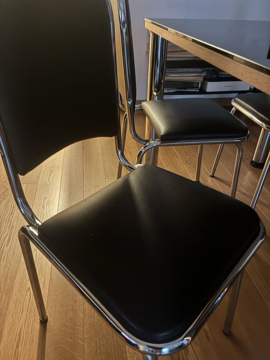 Vendo mesa com tampo de vidro e 4 cadeiras