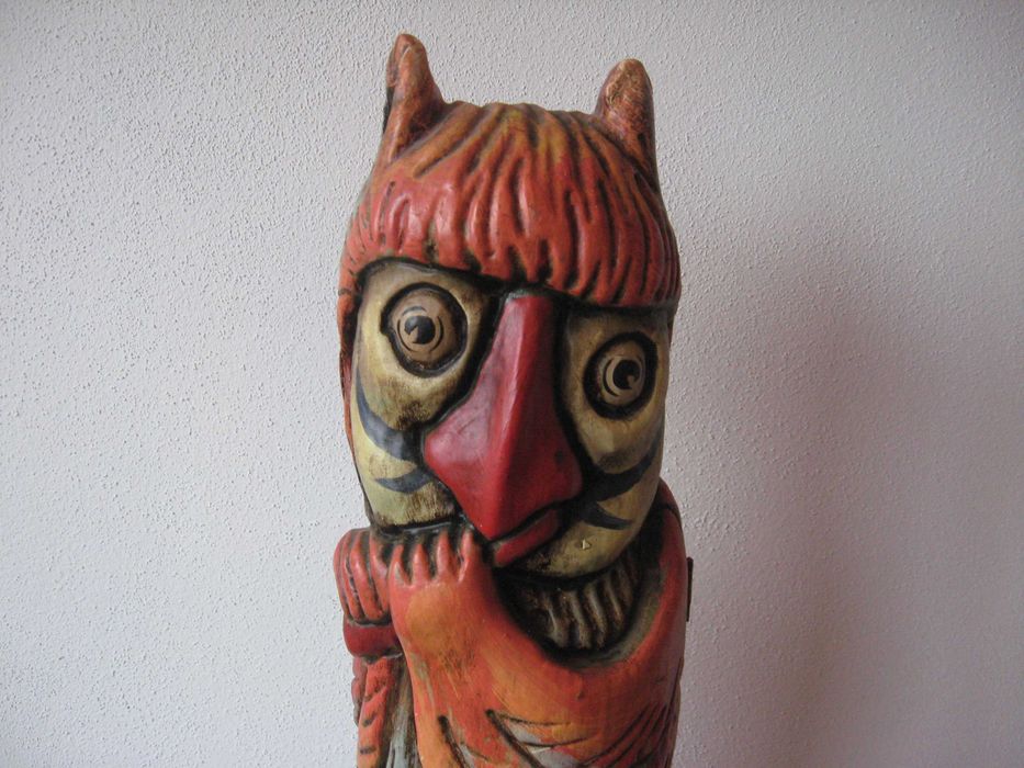 Mocho  esculpido  en Madeira  para guardar Garrafa