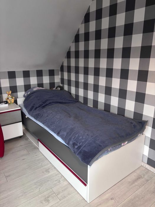 Łóżko młodzieżowe.