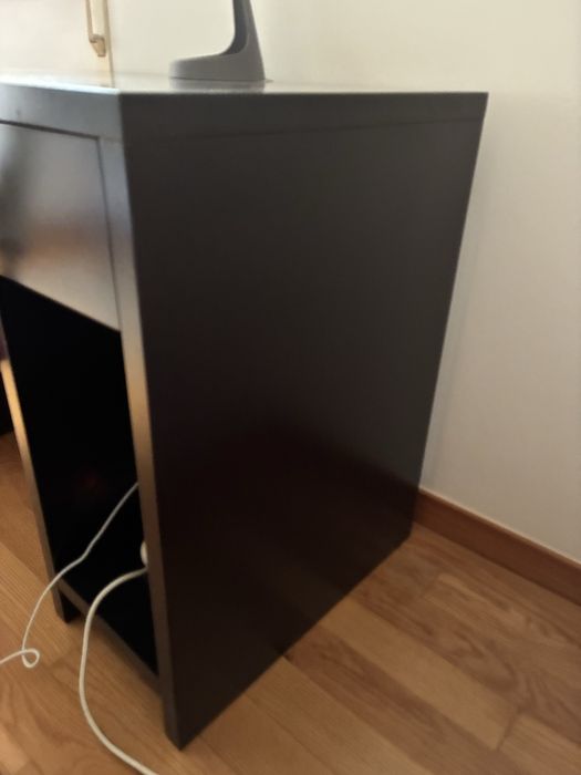 Conjunto de móveis de quarto em madeira maciça de cor castanha escura