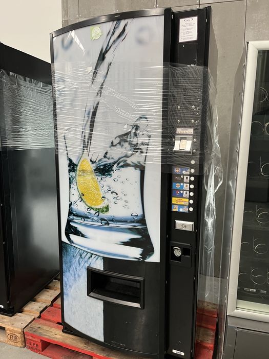 Maquinas vendo de aguas e latas