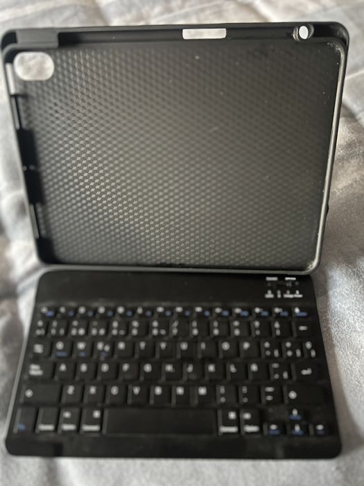 Capa com teclado para iPad 10.9 e11”