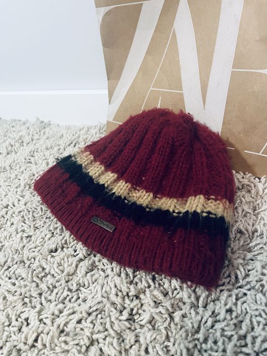 Bordowa czapka w prazki zimowa