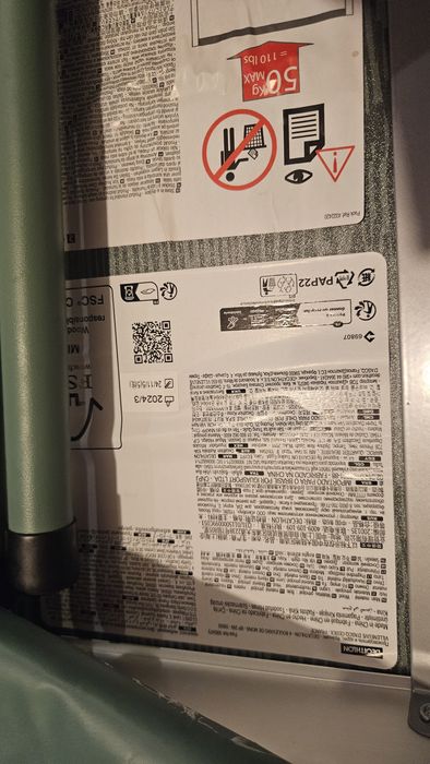 Mesa de campismo Decathlon dobrável com 4 bancos arrumados debaixo.