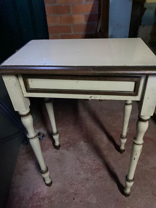 Mesa pequema antiga lacada a branco e ouro