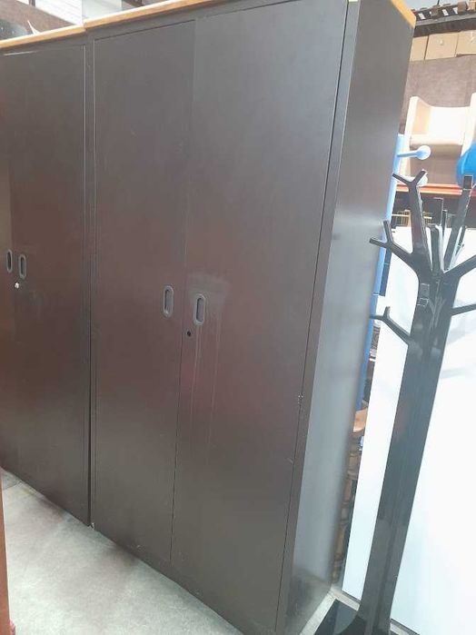 Moveis metálicos castanhos / 1 maior outro mais pequeno