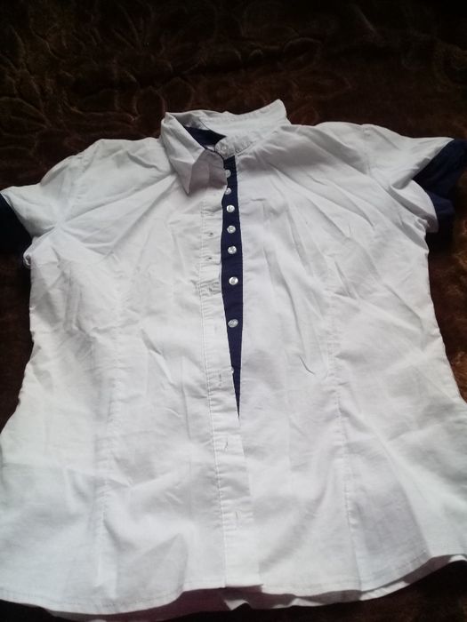 Biała koszula z granatowymi dodatkami