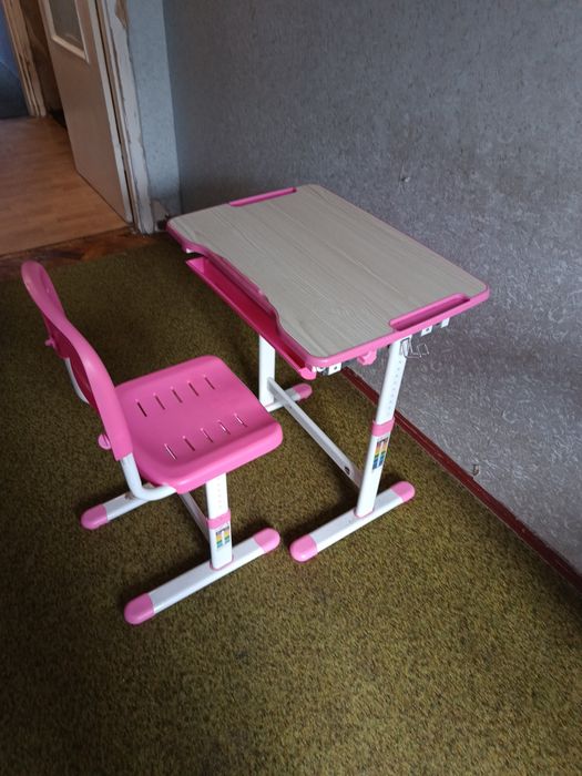 Парта детская, розовая.