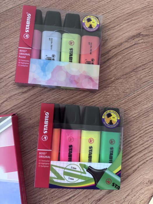 Artykuly biurowe: zakreslacze stabilo, przekladki, karteczki, folia