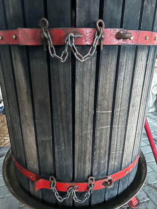 Prensa manual tradicional de uvas (lagar portátil)