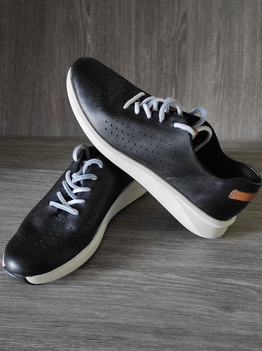 Кожаные кроссовки clarks