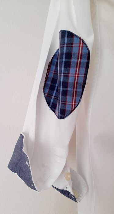 Camisa Massimo Dutti, branca, detalhes a azul marinho. T. 5/6 anos