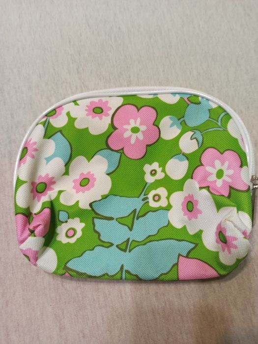 Kosmetyczka kolorowa w kwiaty na suwak