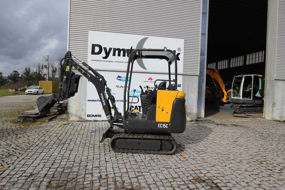 Minigiratória de Rastos com Garra Volvo EC15