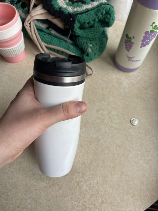 Термоси і чашка що складається