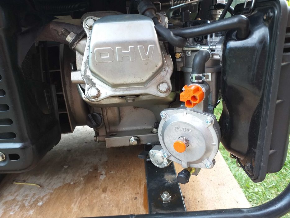 Продається генератор (бензин, газ)