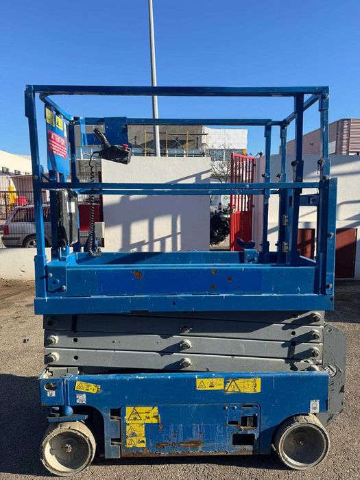 Plataforma elevatoria eletrica 8mt (Usada) estreita