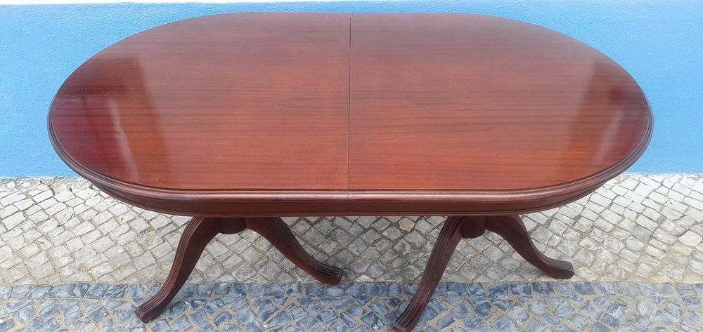 Mesa de jantar em madeira