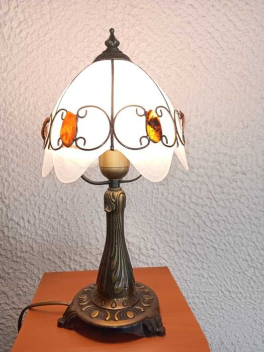 Lampka na mosiężnej podstawce