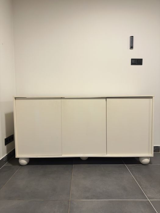 Minimalistyczna komoda na okrągłych nigach