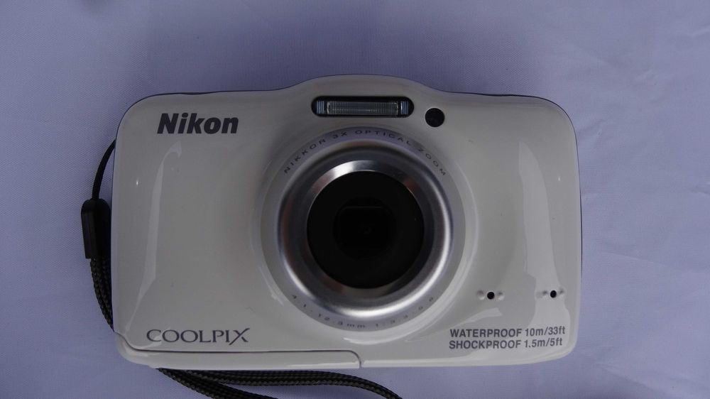 Nikon Coolpix S32 – jak nowy, biały komplet wodoodporny