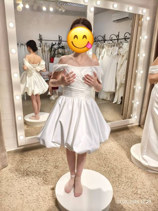 Білесенька сукня на випускний