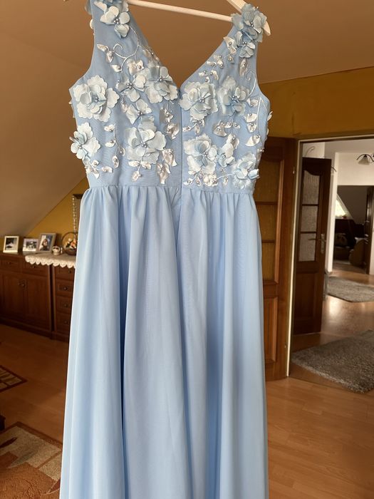 Cudowna suknia w kolorze jasnoniebieski .