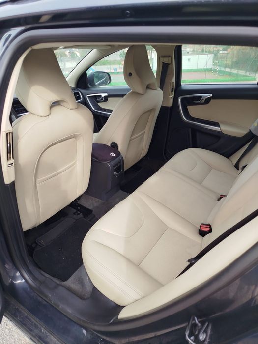 Volvo V60 Momentum 2.0 
1984 cilindrada

302.000 km, com a