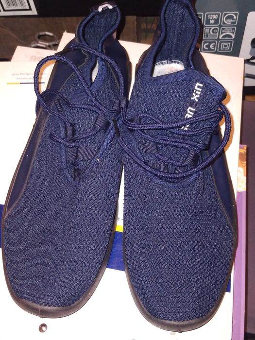 Sprzedam bardzo lekkie i wygodne buty sportowe nr 42