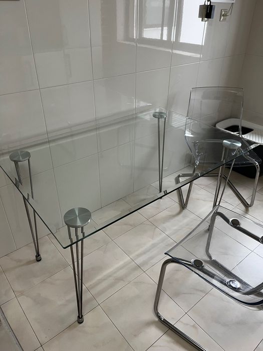 Mesa de vidro e pés em inox