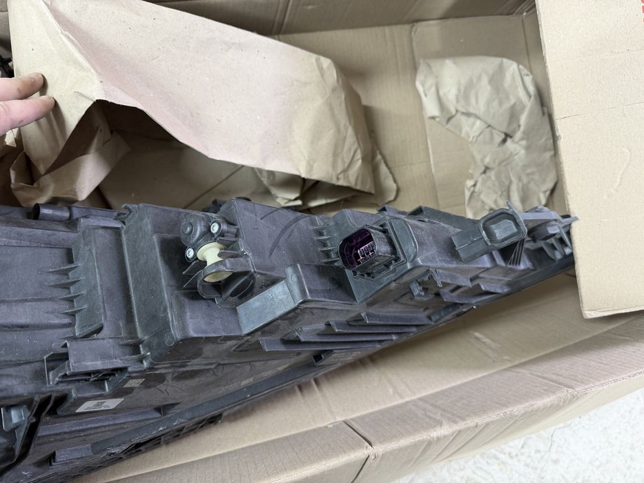 Фара права AUDI Q8 usa