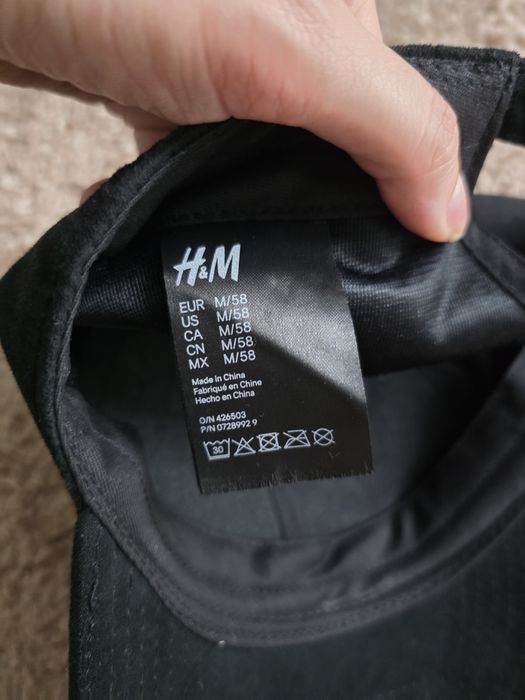 Czarna czapka z daszkiem H&M