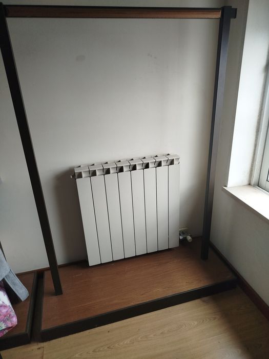 Roupeiro-charriô em metal e madeira