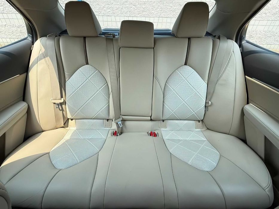 Toyota Camry Hybrid      2019