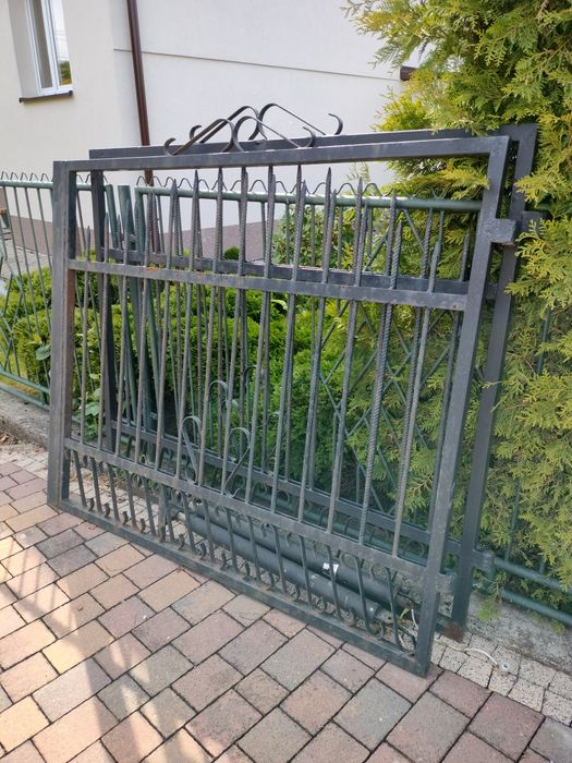 Brama skrzydłowa z furtką