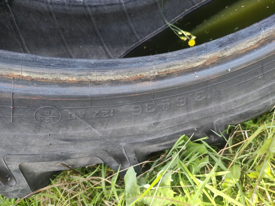 Para opony wzmocnione Pirelli 13.6 R36 jak nowe 340/85 radialne