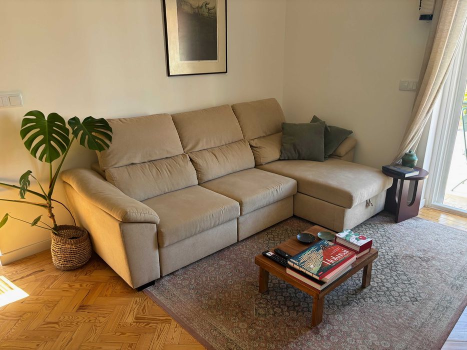 Sofá com chaise longue e arrumação