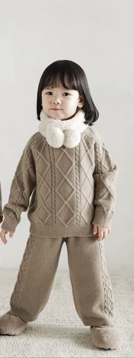 Стильний в’язаний костюм для дівчинки, зріст до 130 см.