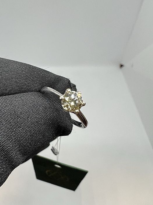 Золота каблучка 750 проби з діамантом 0.67 карат.