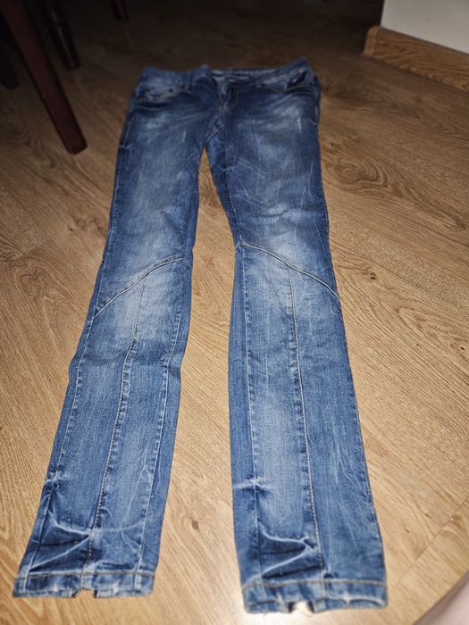 Jeansy z ozdobnymi zamkami