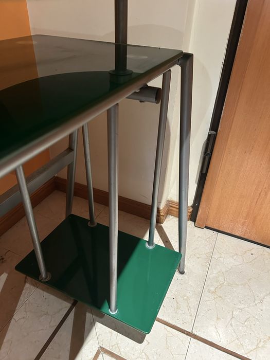 secretária de computador em vidro temperado e estrutura metálica