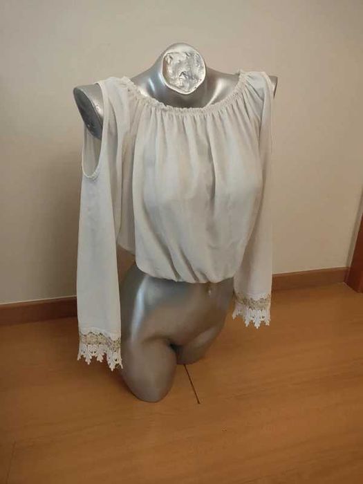 blusa de chiffon branca com ombros descobertos, da marca portuguesa W52 Woman