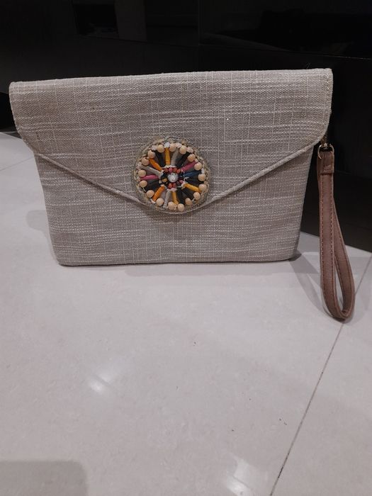 Bolsa Tom de Beje com Brilhantes e pormenor em madeira