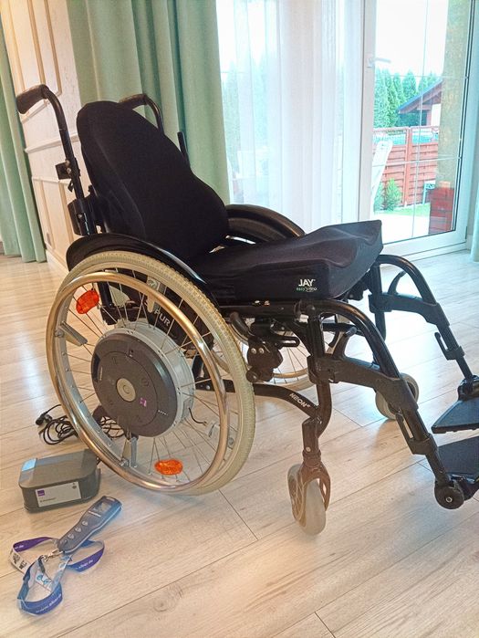 Wózek inwalidzki z napędem wspomagającym