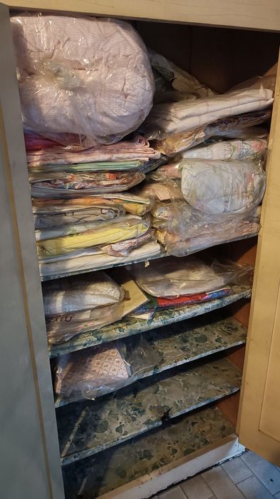 Armário antigo com parteleiras