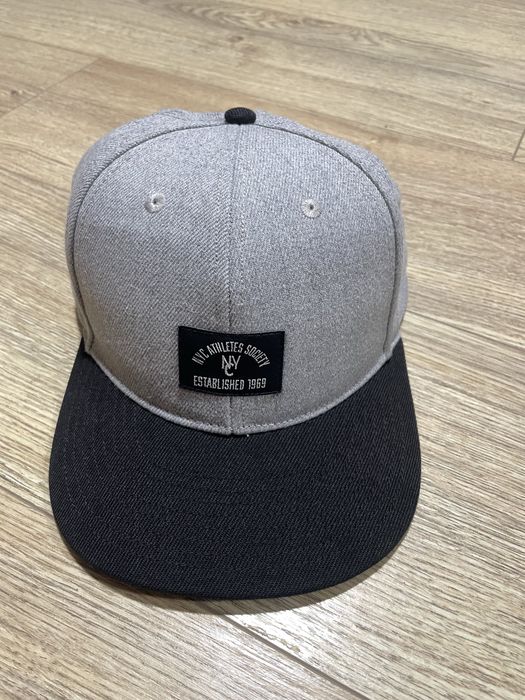 czapka z daszkiem, Czapka snapback, szara